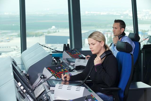 TWR Tower Wien Von hier erhält die Mannschaft im Cockpit - abhängig vom Verkehrsaufkommen - von den Fluglotsen die