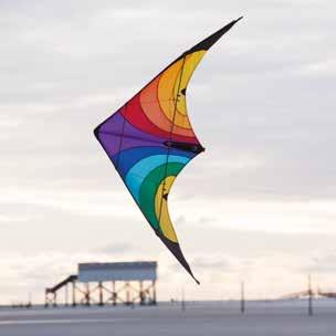 Sein 15 m langer, farbiger Schwanz zeichnet alle Flugfiguren eindrucksvoll nach: einzeln