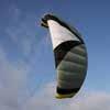 einfach zu bedienendes Sicherheitssystem mit Recoveryfunktion optional an Quadhandles zu fliegen Ausstattung: Kitebar mit hochwertigen Dyneemaleinen; Sicherheitssystem, Groundstake; robuste Tasche