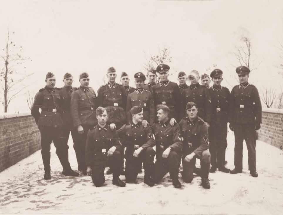 4 Wilhelm Bahr Dieses Gruppenfoto der Rapportführer und Blockführer des KZ Neuengamme vom August 1942 stammt aus einem SS-Fotoalbum, das den Ermit t- lern