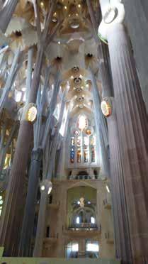 FG intern Tag 1 Am Morgen besuchten wir die Sagrada Família. Diese Basilika wurde von Antoni Gaudí im Jahre 1882 begonnen.