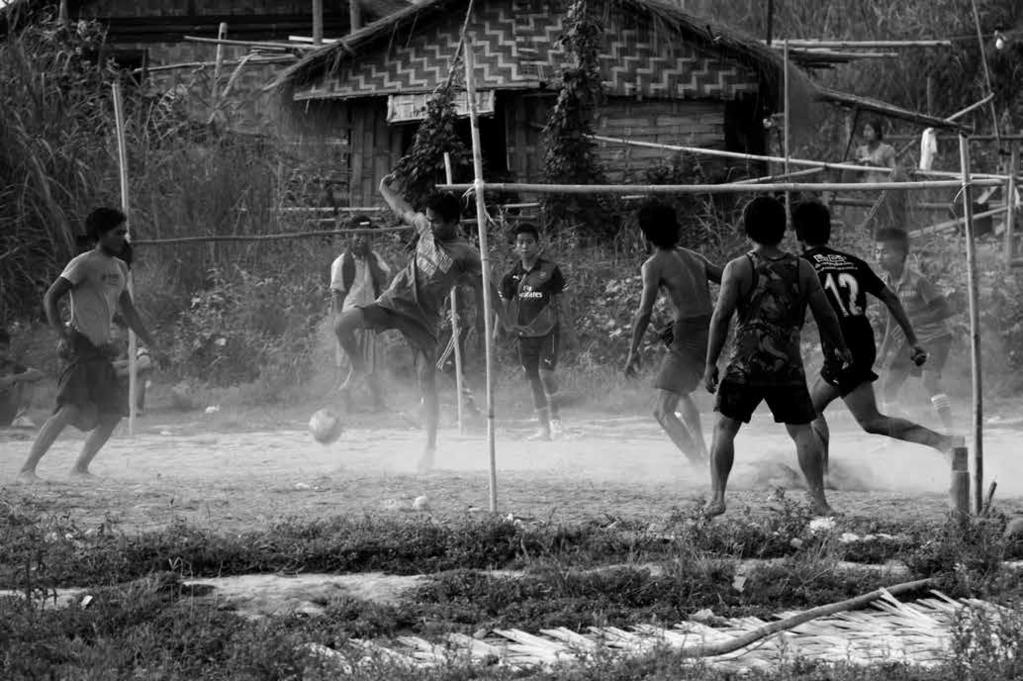 Mein FG Basel Es kann nicht anders sein: Natürlich spielen die Burmesen auch Fussball Burma ein Pilotprojekt verankert sich Im März und April dieses Jahres stand die E4Y-Schule in der ehemaligen