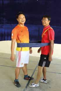 Das ist eines der we- Der Longyi wird oft zweckentfremdet Die beiden einzigen männlichen Experten sind immer für eine Spass zu haben nigen kompetitiven Spiele der Burmesen.