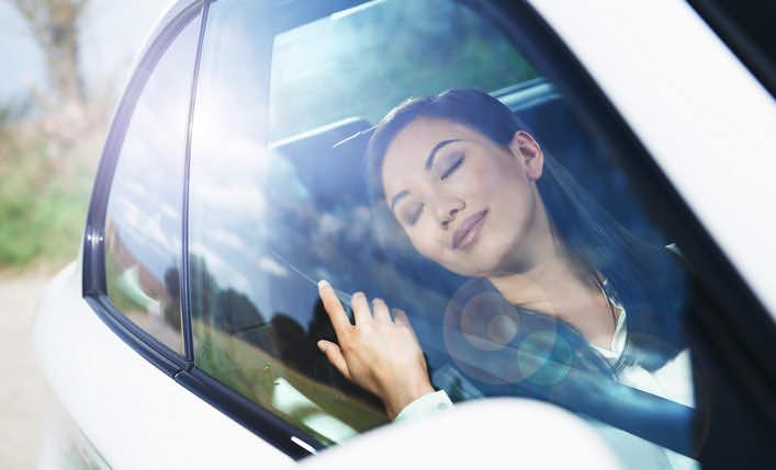 18 FORSCHUNG UND ENTWICKLUNG Intelligente Oberflächen für die Fahrzeuge der Zukunft Der Trend zum autonomen Fahren wird erhebliche Auswirkungen auf den Innenraum von Fahrzeugen haben.