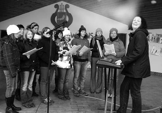 Der Jugendchor, geleitet von Michaela Plattner, und eine Bläsergruppe der Musikkapelle stimmten mit vorweihnachtlichen Liedern und Weisen die Besucher auf die Adventszeit ein.