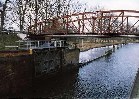 Quelle des Folgenden : http://www.ddd-science.de/hs/ Die Schleusen des Elbe-Lübeck-Kanals wurden 1898 konstruiert. 1900 wurden sie in Betrieb genommen, noch heute funktionieren sie einwandfrei.