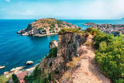 durch die griechische Inselwelt. Die abwechslungsreiche türkische Küste mit ihren unzähligen Buchten, Inseln und antiken Ruinen ist ein Paradies für Segler.