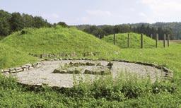 Den Abschluss bildete die Rekonstruktion der Grabhügel. Die dazu gehörende Siedlung auf der Göllersreuther Platte ist nur teilweise archäologisch erfasst, die Grabungen dauern noch an.