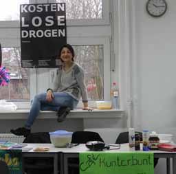 Sie hat zusammen mit der Anonymen Drogenberatung (DROBS e.v.) das Projekt Café Kunterbunt ins Leben gerufen. Am Tag der offenen Tür stellte sie ihr Projekt vor.