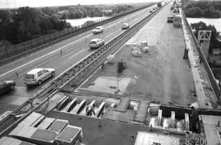 mit Hilfsstützen), im Vorschubverfahren oder im Freivorbau. Bei Stahlverbundbrücken kann die Betonplatte mit Hilfe von verfahrbaren Schalwagen auf die vorhandenen Stahlträger aufbetoniert werden.