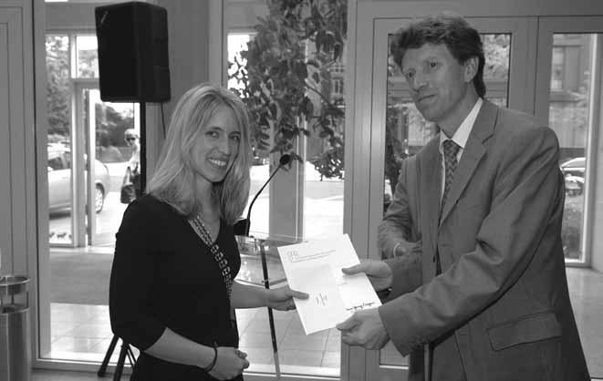 Den Sonderpreis erhielt Thomas Lieschke, Cottbus, für die Arbeit Energiefarm Architektonische Leitbilder für ei- Preisverleihung an Agnes Katharina Müller, überreicht durch Staatssekretär im BmVBS Dr.