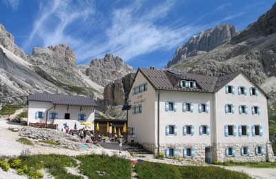 Hier, von der Terazza dele Dolomiti erwartete die Gipfelstürmer eine prächtige Ausicht auf die Dolomiten, ins Fassatal, nach Arabba, auf den Sella-Pas und und und.