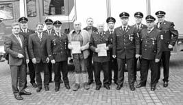 Kommandant Andre Friedrich (rechts). Stockheim Bei der Hauptversammlung der Freiwilligen Feuerwehr Stockheim (FF) standen neben den Berichten, auch Ehrungen im Vordergrund. Dem ehemaligen 1.