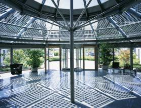 Die Schüco Lösungen für Building Integrated Photovoltaics: aufmaßgefertigte ProSol Laminate und Dünnschichtlaminate Aufmaß ProSol perfekte Integration in die Glasfassade Der architektonisch