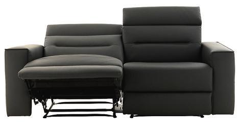 n Ikea: Das 3er-Sofa Älvros gibt es mit zwei integrierten und individuell einstellbaren Fussstützen (Fr. 1799. mit Lederbezug).
