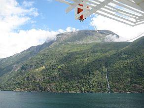 Am Ende des Fjords liegt das idyllische Bauerndorf Geiranger, ein Ziel vieler Kreuzfahrtschiffe.