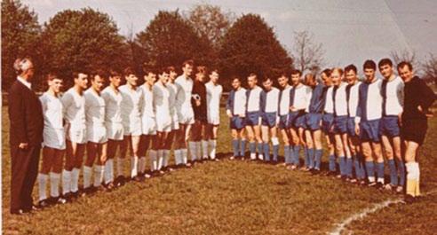 Nicht im Bild: Klaus Wichmann; Heiner Meyer(Trainer) 1964/65 In die offiziell erste Saison startete unser Verein mit 2 Herrenmannschaften und je einer A-, B- und D-Jugendmannschaft.