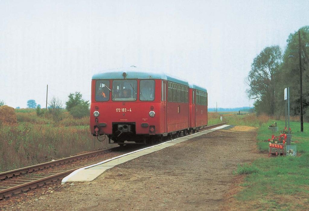 NEBENBAHN-HALTEPUNKTE Der unbesetzte Haltepunkt Wall lag an der Strecke Kremmen Neuruppin und wurde bei der Streckensanierung wegrationalisiert (1991).