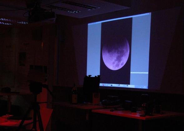 Von einem der Sternwartenteleskope aus wurde mit einer Filmkamera das Livebild des Mondes in den benachbarten Seminarraum