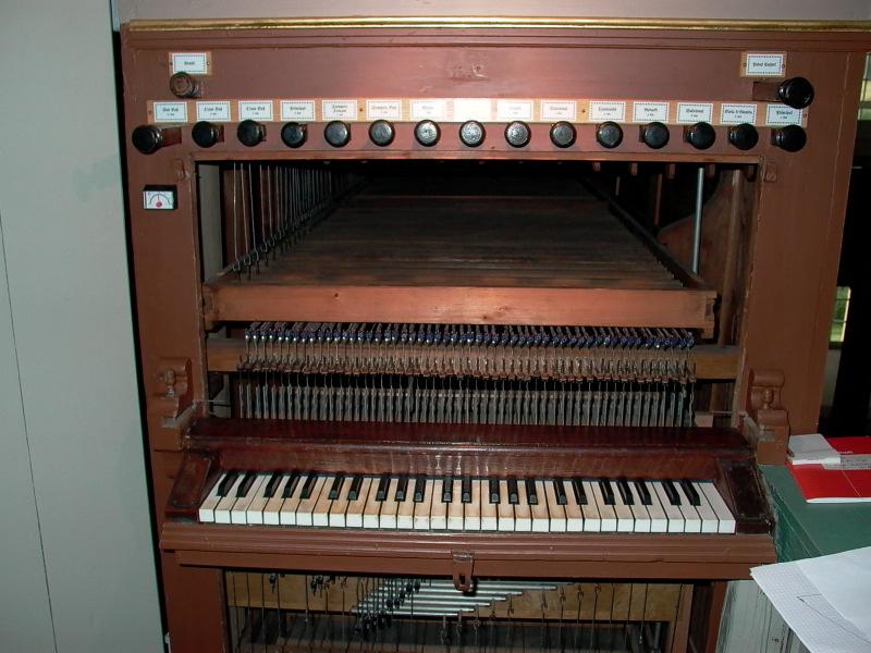 Arbeitsbericht der Schöler - Orgel in der ev. Kirche Maxsain 16 / 32 4. Klaviaturen 4.1. Befund Die Manualklaviatur stammte von 1953 und unterschied sich stark von Schölerschen Klaviaturen.