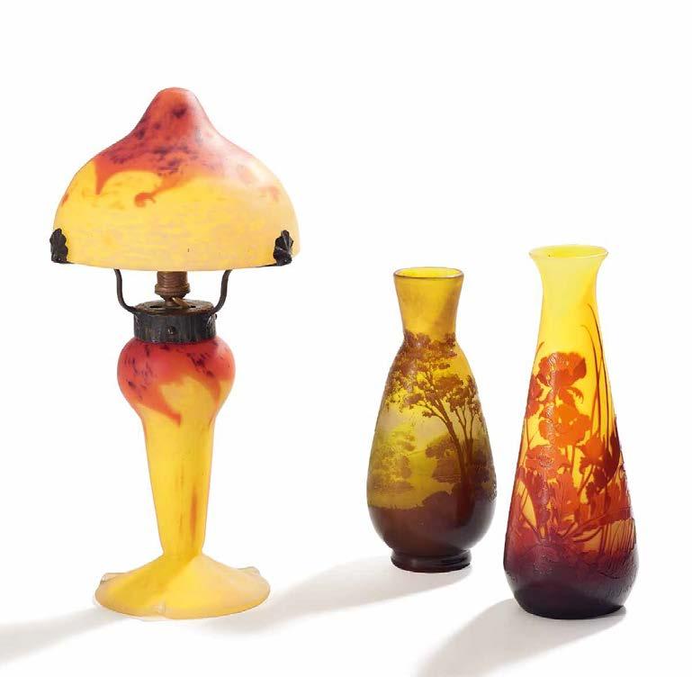 1281 KLEINE TISCHLEUCHTE. SMALL GLASS TABLE LAMP. Frankreich. 20. Jh. Farbloses Glas mit hellgelben, orangen und einigen violetten Pulvereinschmelzungen. Höhe 17 cm. Ohne erkennbare Marken. Zustand A.