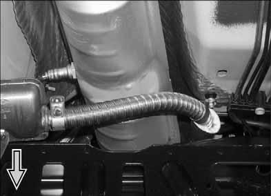 - Abgasleitung () gemäß Abbildung und von der Spritzwand zum Abgasschalldämpfer (7/) verlegen und ausrichten 6 - Abgasleitung () am Abgasschalldämpfer () aufstecken und