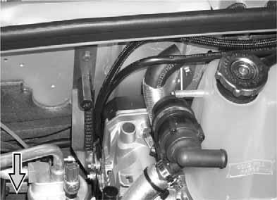 PT-Cruiser - Fahrzeugeigene Leitungen (, ) gemäß Abbildung verlegen - Vormontiertes Heizgerät (6) gemäß Abbildung direkt neben dem Ausgleichsbehälter () für Kühlmittel positionieren - Halter () mit