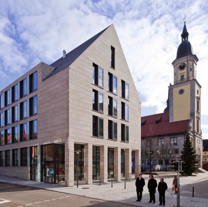 Mit ihren markanten Fassaden stellen die zwei neuen Bürgerhäuser am Ulmer Weinhof eine gelungene Ergänzung für das Stadtbild dar Nething Generalplaner Architekten und Ingenieure, Neu-Ulm Foto: Martin