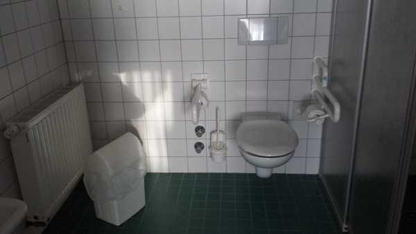 WC WC für Menschen mit Behinderung Tiefe des WC-Beckens: 72 cm Bewegungsfläche links neben dem WC - Breite: 90 cm Bewegungsfläche links neben dem WC - Tiefe: 60 cm Bewegungsfläche rechts neben dem WC