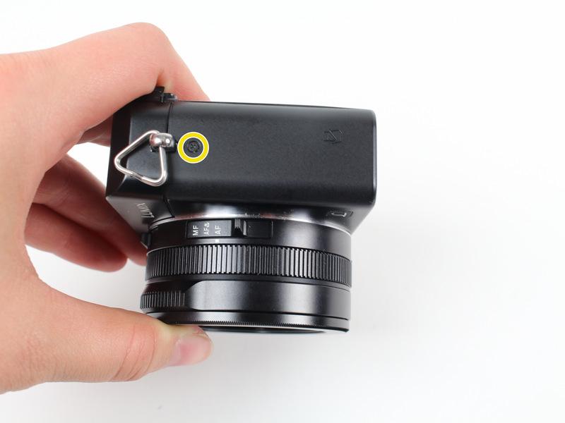 Verwenden Sie einen Phillips # 000 Schraubendreher, um die fünf 4,5 mm Schrauben an der Unterseite der Kamera und der