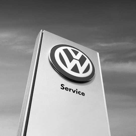 Volkswagen Zubehör Touch Phone-Kit Musik zum Nachrüsten für Fahrzeuge ohne Telefonvorbereitung ab Werk Empfang, Anzeige und Vorlesen (telefonabhängig) von SMS abnehmbares 7,1 cm (2,8 )