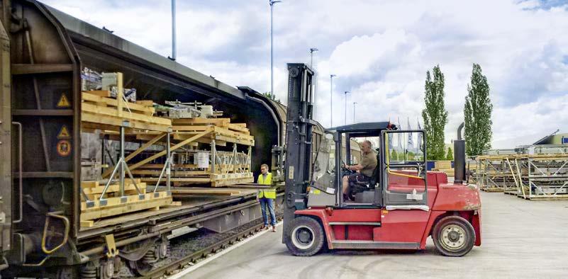Verladung bei Krones (Firmenfoto) Hightech, Holz und Beton Bahnlogistik in der Region Für den Güterverkehr auf der Schiene gibt es nur wenige Parameter, die eindeutig für oder gegen einen