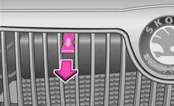 139 Kühlergrill: Zuggriff Entriegelung für Motorraumklappe Ziehen Sie am Entriegelungshebel unterhalb der Schalttafel auf der Fahrerseite