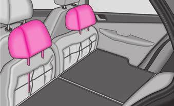 Sitzen und Verstauen 59 Zum Vergrößern des Gepäckraumes können die Rücksitze vorgeklappt werden bzw. die Rücksitzflächen herausgenommen werden Seite 60.