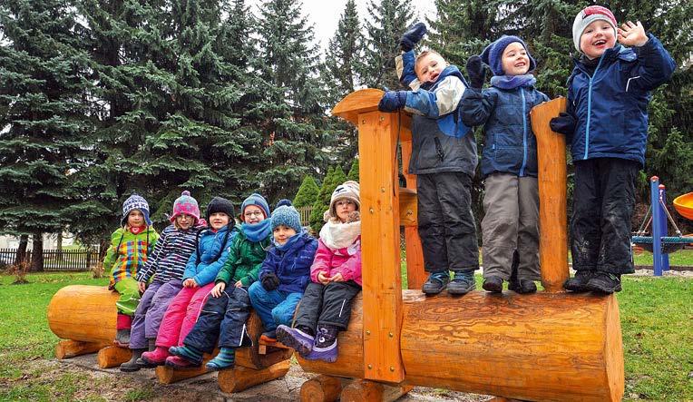 Rund 3,50 Meter lang und aus witterungsbeständigem Douglasienholz gefertigt, bietet sie den Kindern einen Platz zum Spielen. Wir hatten schon einmal eine Holzeisenbahn.
