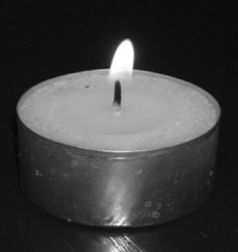 Kerze Eine brennende Kerze wandelt Energie und Stoffe um. N_9d_44 Über eine brennende Rechaudkerze (Teelicht) wird ein «leeres» Glas gestülpt.