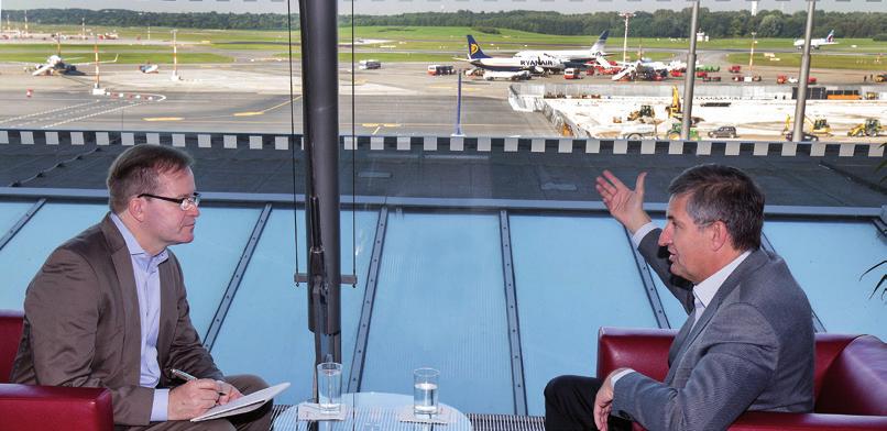 2 Im Fokus Hamburg Flughafen 4/2017 HAMBURG FLUGHAFEN TRIFFT: MICHAEL EGGENSCHWILER DIE FLUGHAFENZAHL 111.111 Der Hamburger Flughafenchef Michael Eggenschwiler (r.