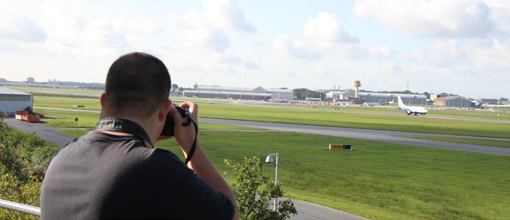 zum Fotografieren an den Hamburger Flughafen kommt (hier an der Holtkoppel) Von Nicole Kuchenbecker Timo Soyke ist Plane Spotter. Der 33-Jährige liebt es, Flugzeuge (engl: planes) zu fotografieren.