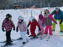 Die Kinder lernen schnell inkleinen Gruppenbei Skikursen Wintersport in Schwarzenbach a.