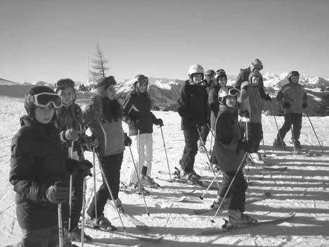 Jahresbericht 2010/11 Skilager der 7. Klassen 1. Tag 15.01.2011 Samstag Wir, 42 Schüler der 7 a und 7 b und fünf Lehrer (J. Pullner, A. Griesbach, M. Kießling, K. Leutsch und P.