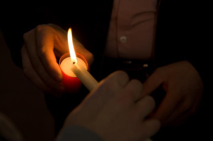 Bei der zentralen Aussendungsfeier für Europa und Übersee gibt das Friedenslichtkind die Flamme an die Pfadfinder weiter. Sie bringen ihre brennenden Kerzen, allein in Deutschland, in über 30 Städte.