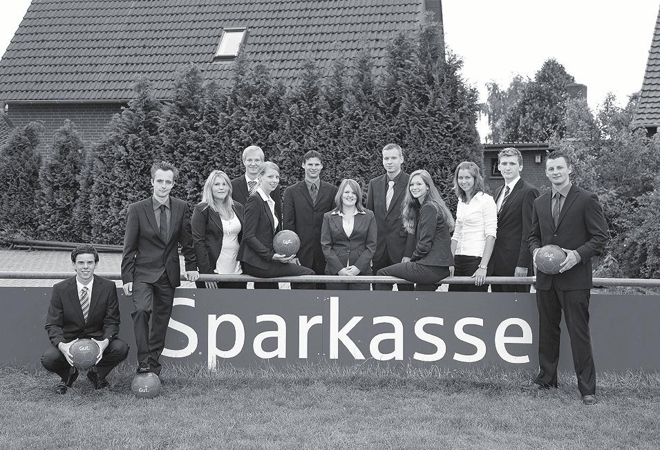 Sparkassen-Finanzgruppe Ausbildungsbeginn 1. August 2009: Jetzt bewerben! Der Ausbildungsjahrgang 2008. Eine gute Ausbildung in der Region.