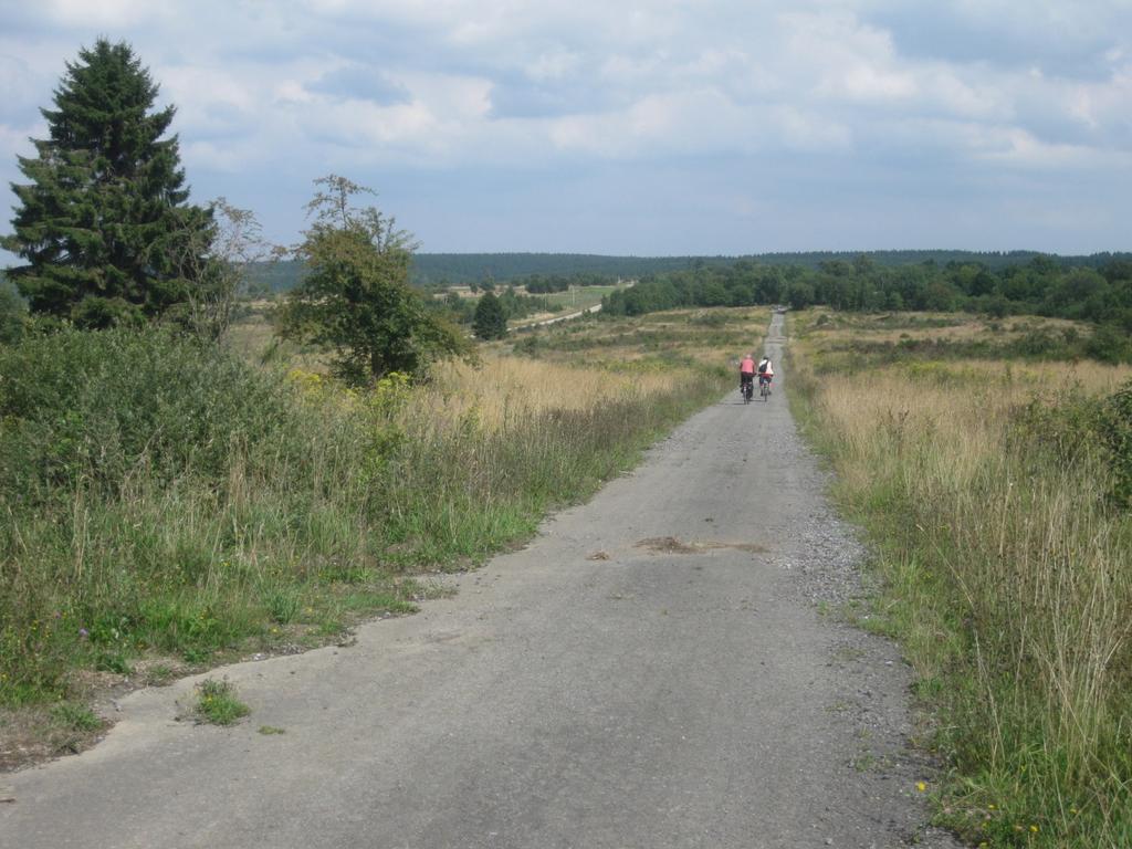 Weg über das Gelände des Camp Elsenborn. Diese Radwanderer fahren schon nach Schmidtheim zurück. Sie haben noch etwa 25 km vor sich.