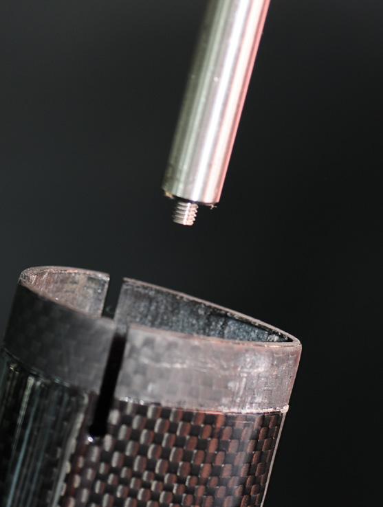 Falls die Schraube zu kurz ist und sie nicht festgezogen werden kann, verwenden Sie die mittellange Schraube (L = 21,2 mm).