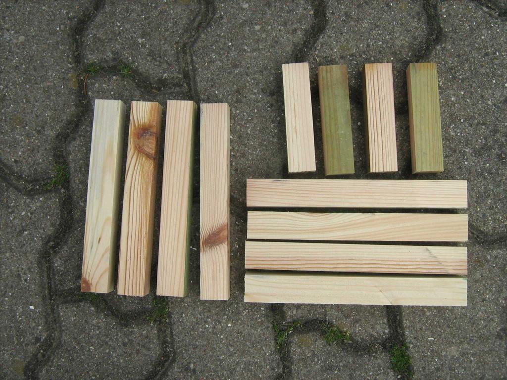 1. Zu allererst müssen alle Holzleisten auf die richtige Länge gesägt und geschliffen werden. Für das rechtwinklige Sägen wird am besten eine Tischsäge oder eine Säge mit Tischlehre benutzt.