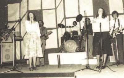 Das Wattorchester 1980 mit Helga Priester und Margot Zell Applaus der Kleinschelker galt auch in erster Reihe dem Singen dieser 50 Männer, die eine präzise Schule der Gesangskultur durchgemacht haben.