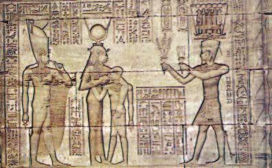 Göttin Hathor mit Krone, Sonnenscheibe und Kuhohren, stillt ihren Sohn Ihi, dahinter ihr Gemahl Horus 24 Säulen tragen die Decke des Tempels, die Kapitelle sind auf allen vier Seiten mit dem Kopf der