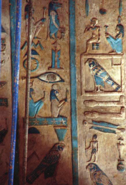 genannt wird, der astronomische Himmel, der an der Decke angebracht ist. Auf einer der Außenwände zeigt ein Relief Kleopatra mit ihrem Sohn Caesarion, die der Göttin Hathor Opfergaben darbringt.