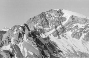 298 Claridengruppe Die alten Aufstiege vom Geissstein in nordwestlicher Richtung oder die direkte Traverse vom Gletscherkopf sind infolge weiträumiger Hangrutschungen kaum mehr begehbar.