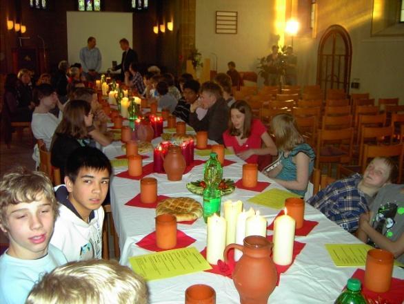 Bei diesem Jugendabendmahl wird in der Stadtkirche Böblingen eine große Tafel aufgebaut, an dem alle Teilnehmer Platz nehmen dürfen.